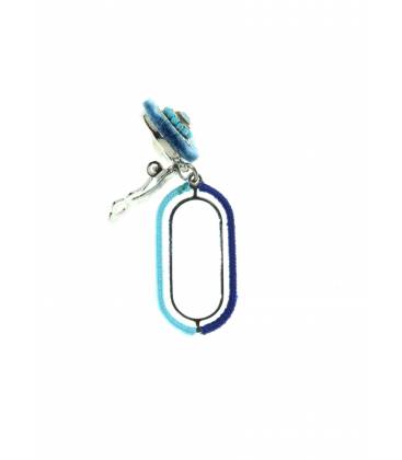 Oorclips met blauwe raffia en blauwe langwerpige hanger | Mode sieraden