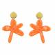 Oranje oorclips met een goudkleurige oor stukje