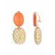 Oranje oorclips met een goudkleurige hanger