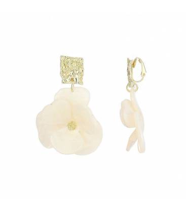 Oorclips | Witte bloem oorclips | Gehamerde goudkleurige oorclips