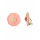 Roze oorclips met een goudkleurig detail in het midden