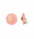 Roze oorclips met een goudkleurig detail in het midden