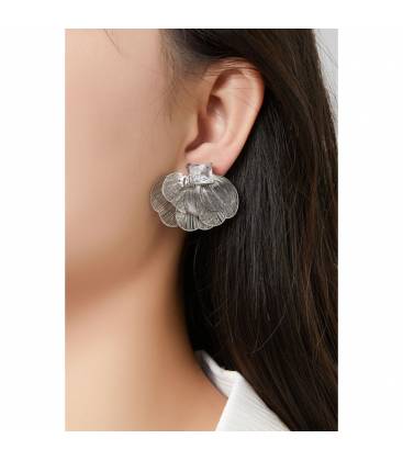 Zilverkleurige oorclips | Bloemvorm met vierkant glassteentje | Elegante clipoorbellen