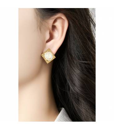 Oorclips | Goudkleurige oorclips met groen steentje | Elegante oorclips met kraaltjes