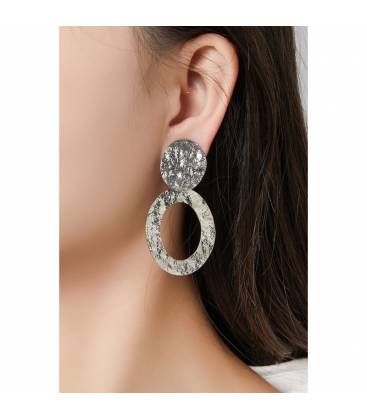 Oorclips | Goudkleurige oorclips met geborsteld motief | Elegante sieraden