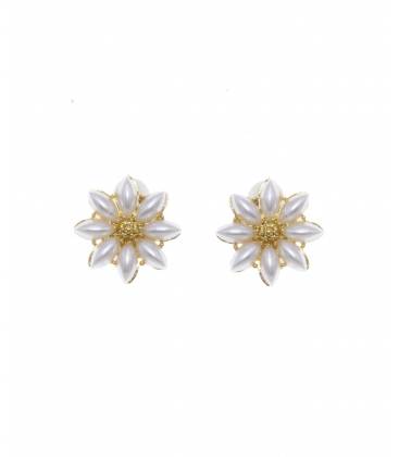 Witte bloemen oorclips met een goudkleurige kern