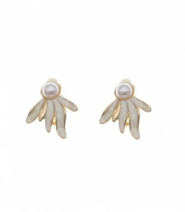 Leuke witte met goudkleurige oorclips en een wit pareltje