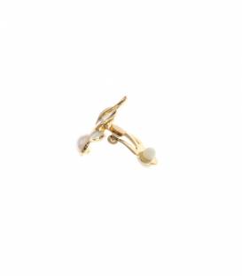 Witte oorclips met goudkleurige, wit parel | luxe clip oorbellen