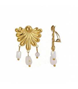 Oorclips in goudkleur met witte kralen en subtiele glamour voor elk moment