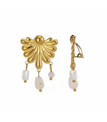 Oorclips in goudkleur met witte kralen en subtiele glamour voor elk moment
