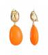 Oranje oorclips met gehamerd goudkleurig oor stukje statement sieraden voor glamour liefhebbers