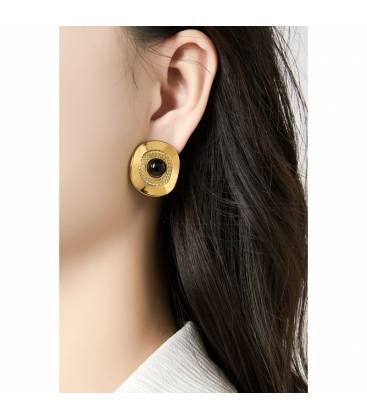 Oorclips Goudkleurige oorclips met een wit steentje Elegante fashion look