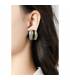 Oorclips met 2 tinten wit en goudkleurige strepen