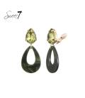Oorclip met olijfgroene glas steentje en donker groene hanger
