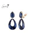 Blauwe oorclips met een marmeren look en glas steentje