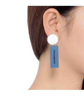 Donkerblauwe oorclips met rechthoekige hanger en gunblack clip
