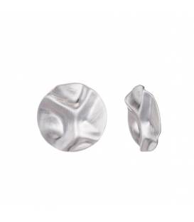 Zilverkleurige oorclips met een golvend patroon