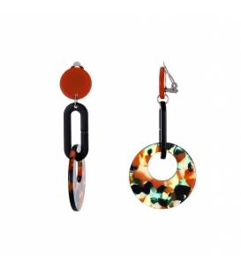 Mooie oorclips met een gekleurde hanger en een oranje oorstukje
