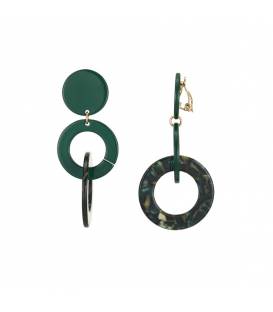 Groene oorclips met een dubbele hangers de onderste hanger is bedrukt met een mooi patroon