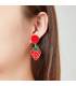 Rode oorclips met een aardbeien hanger
