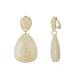 Creme oorclips met een wit dessin in de hanger
